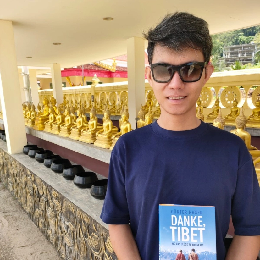 Danketibet Im Goldenen Tempel Von Bangkok Q